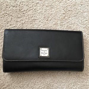 Dooney & Bourke crossbody/clutch